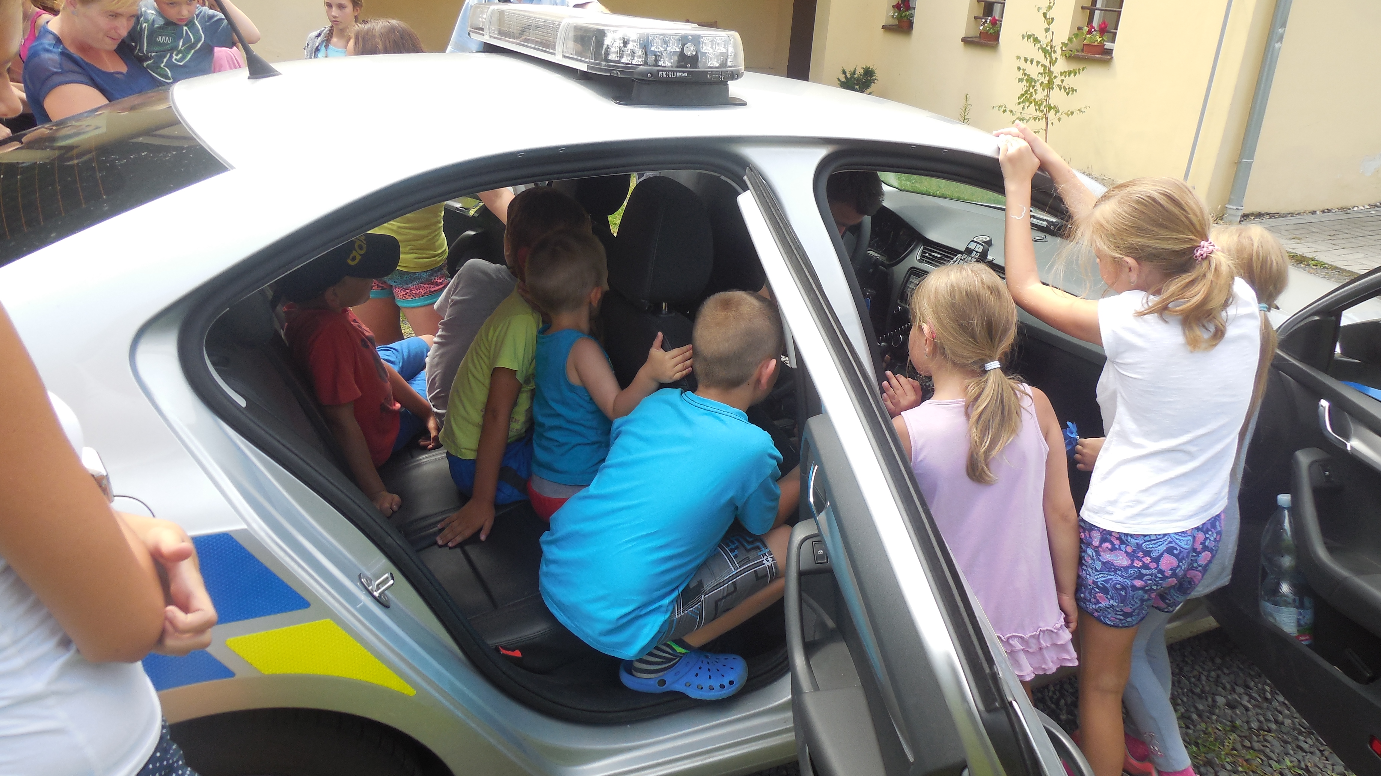 policisté na táboře