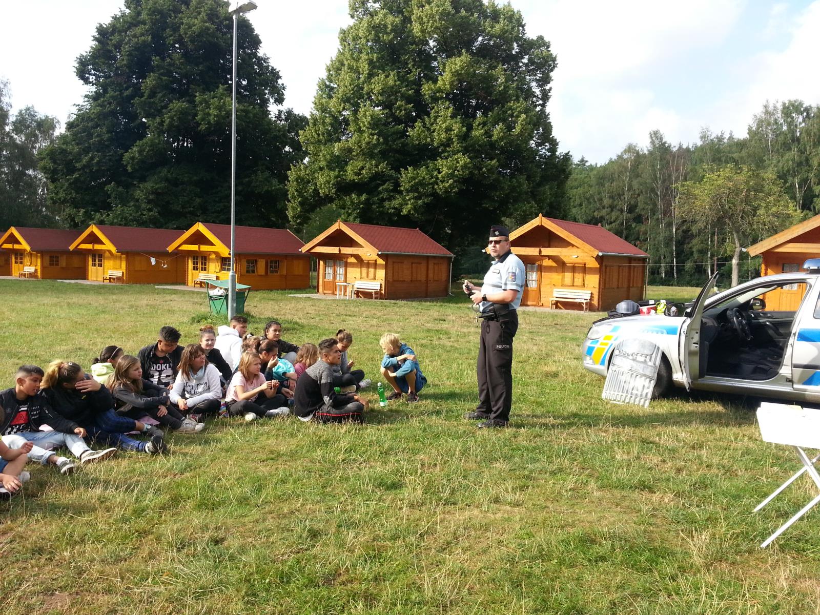 policisté s dětmi na táboře