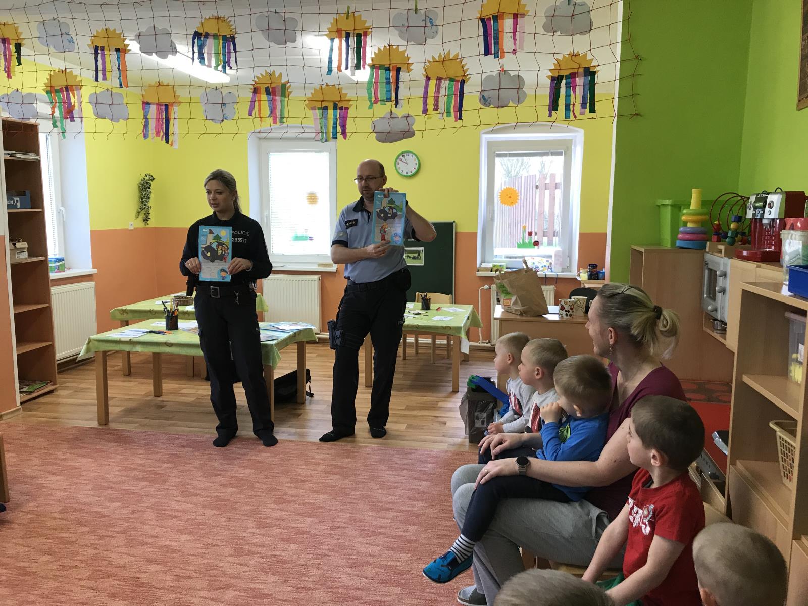 policisté si povídali s dětmi ve školce