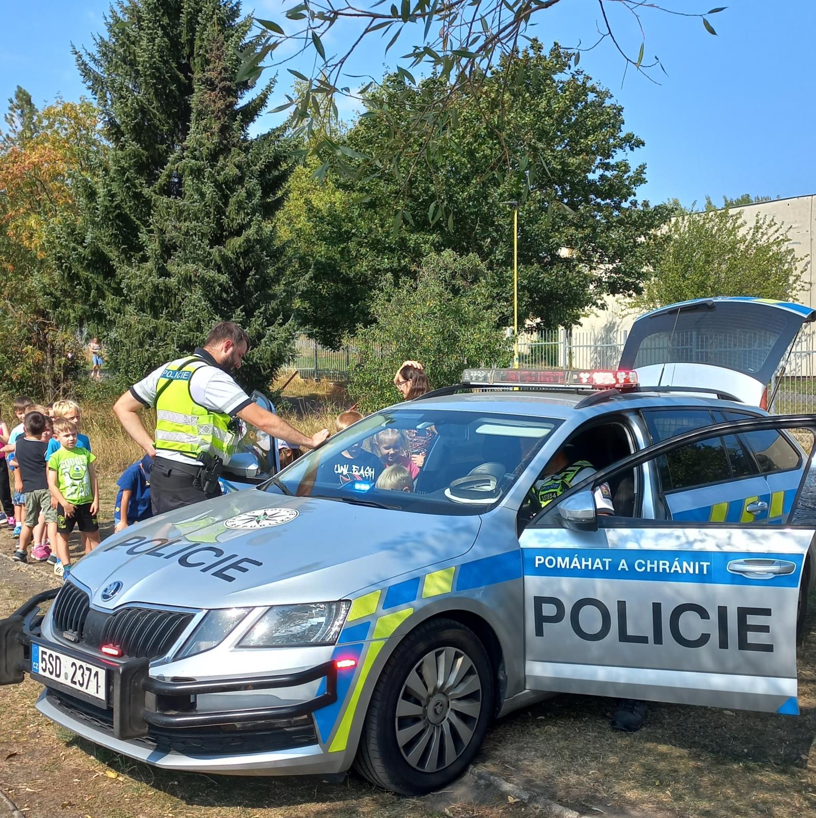 policisté v družině