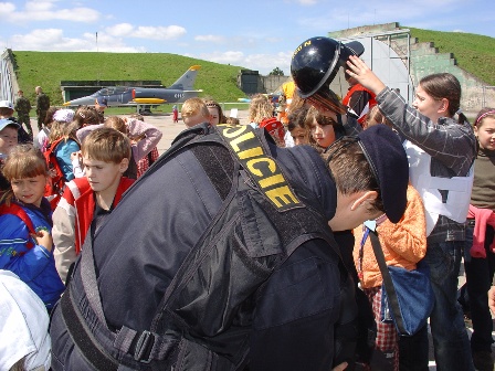 policisté v obležení