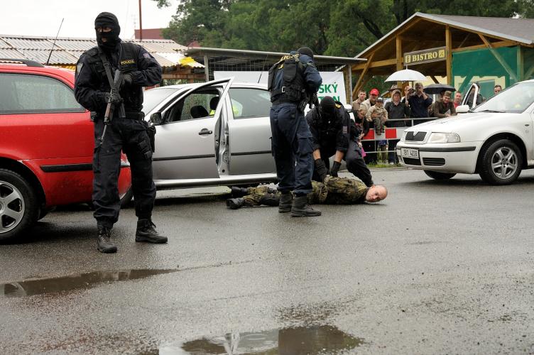 policisté zasahují.jpg