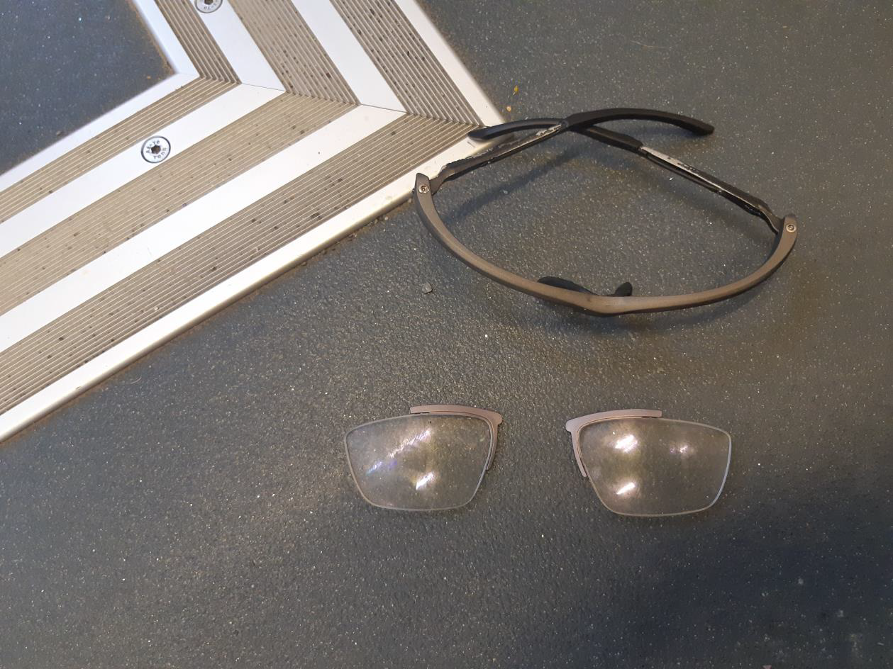 poškozené brýle