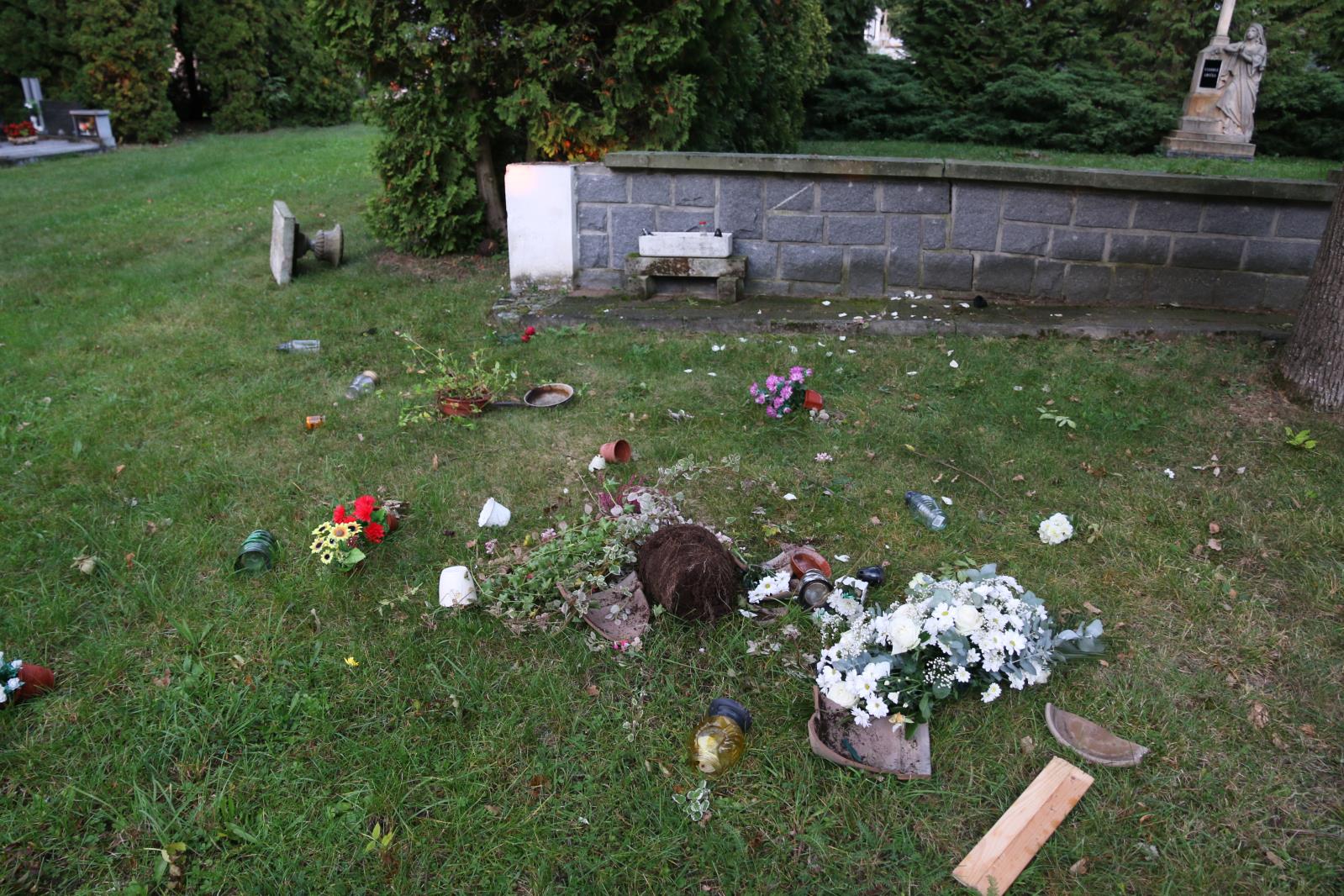 poškozený hřbitov