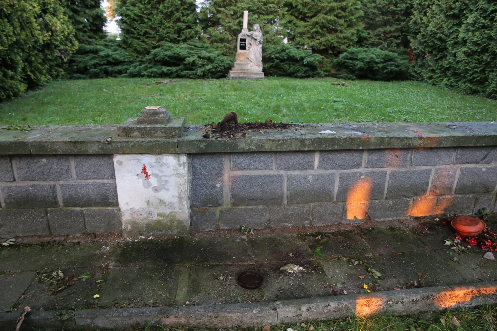 poškozený hřbitov