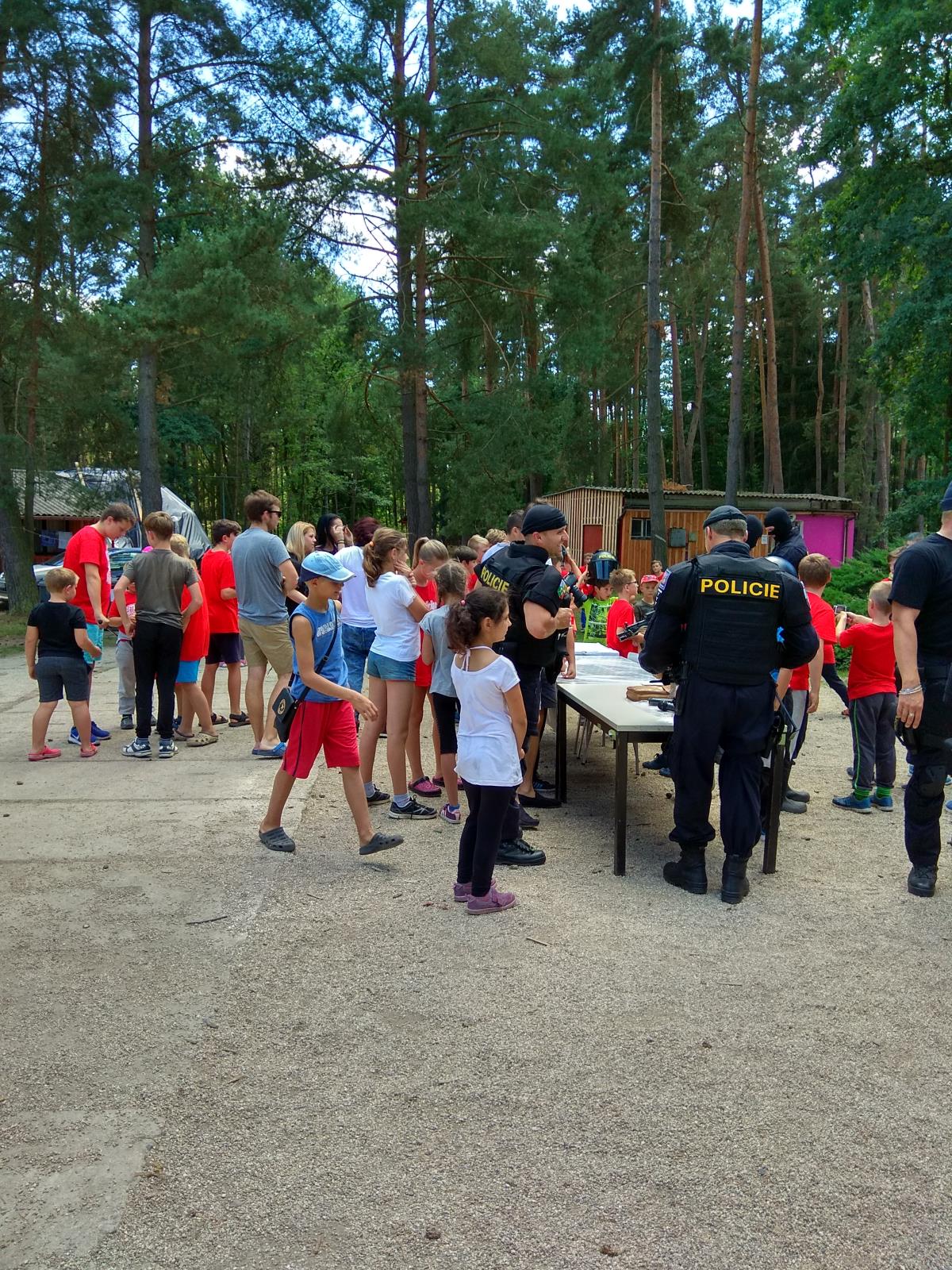 prezentace práce policie na letním dětském táboře