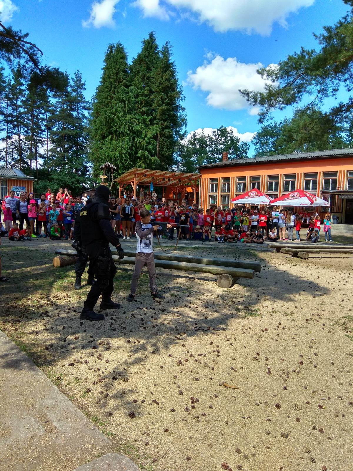 prezentace práce policie na letním dětském táboře