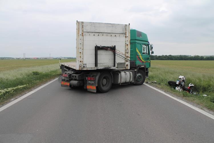 střet motorky s nákladním autem  (4)