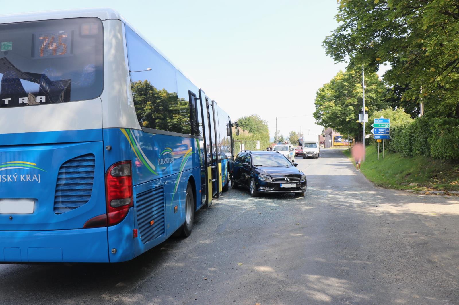 střet osobního vozidla a autobusu