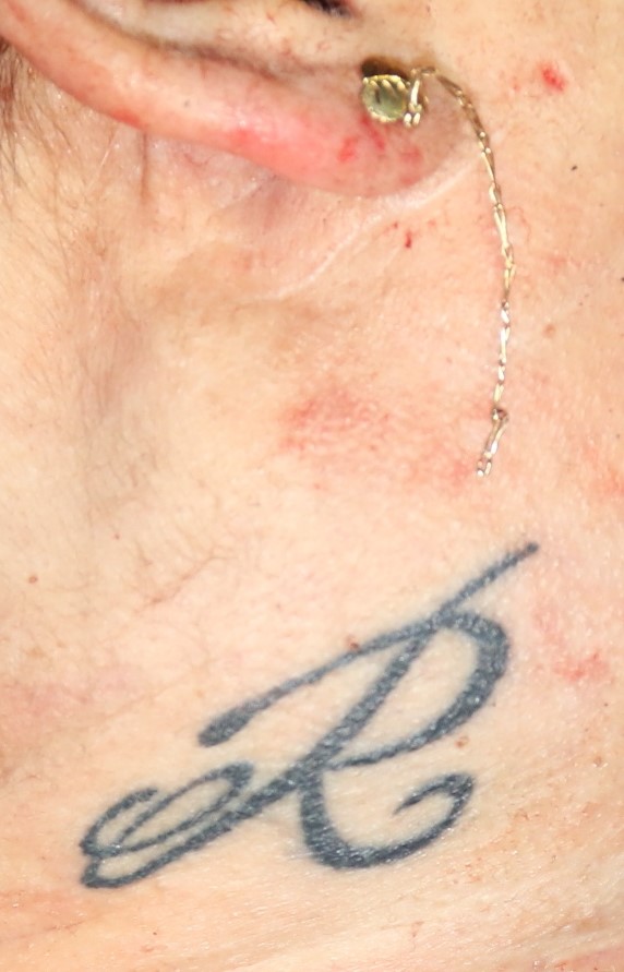tetován krk a náušnice.JPG
