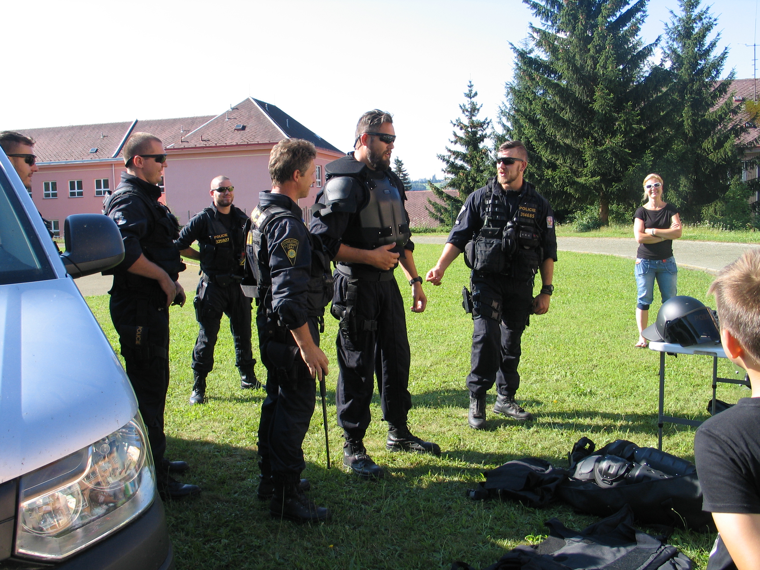 ukázky policejní práce a techniky na letních dětských táborech