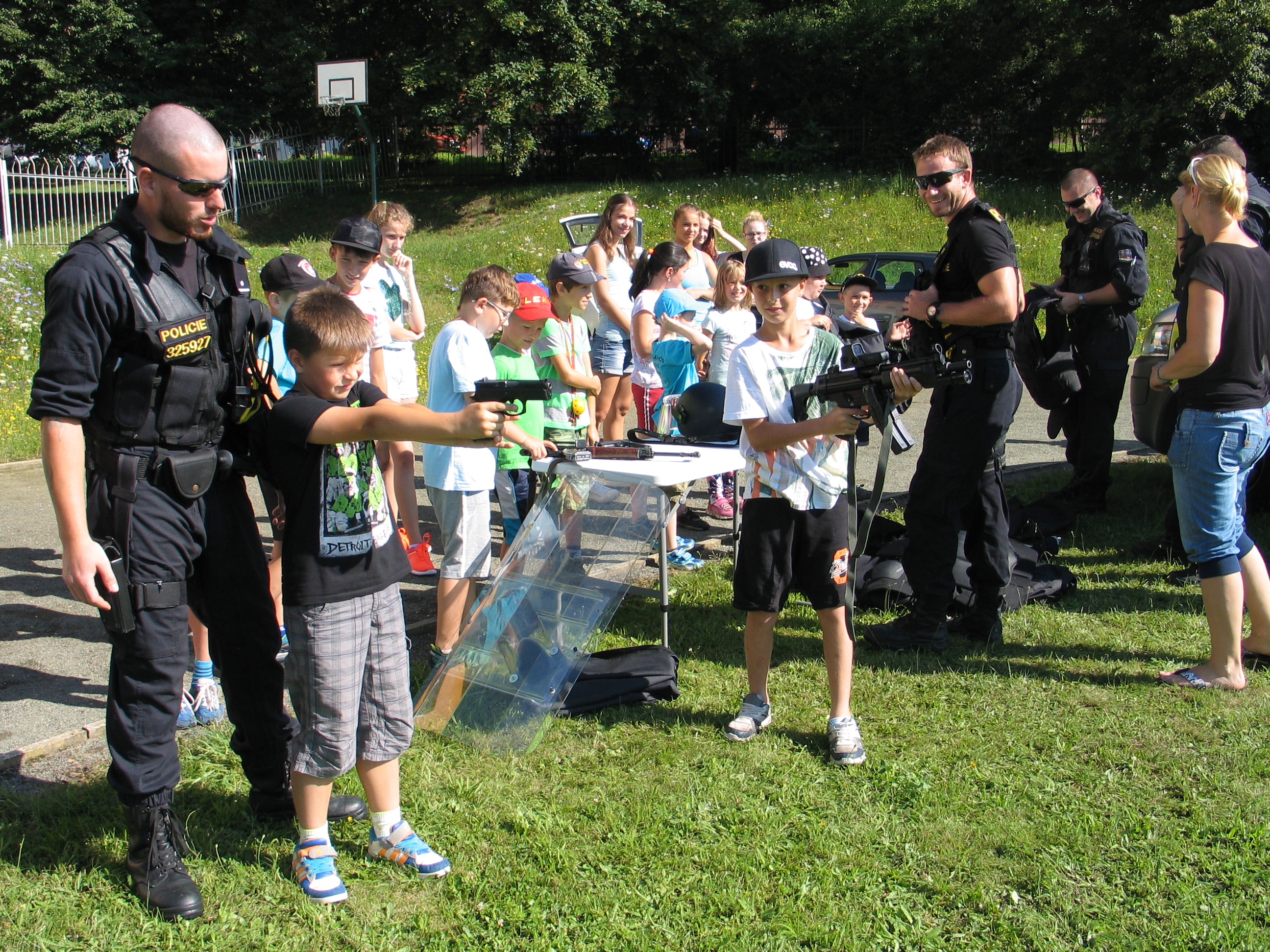 ukázky policejní práce a techniky na letních dětských táborech