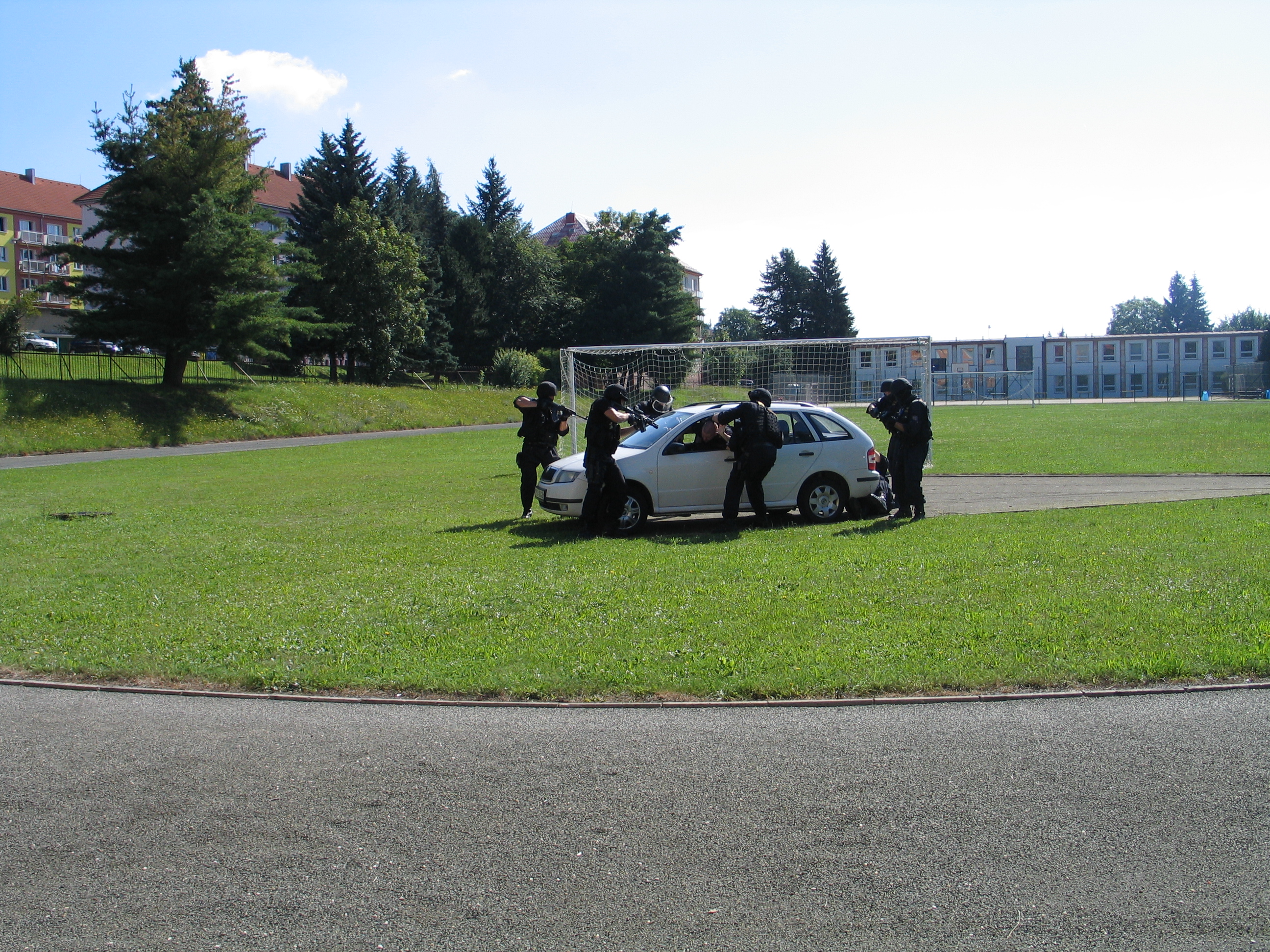 ukázky policejní práce a techniky na letních dětských táborech