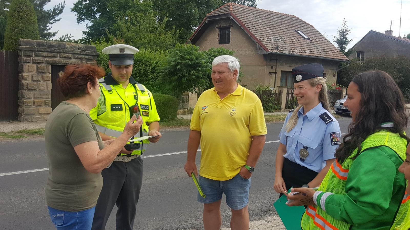 ukáznění řidiči dostali reflexní pásky od Jana Pechouta z BESIPu