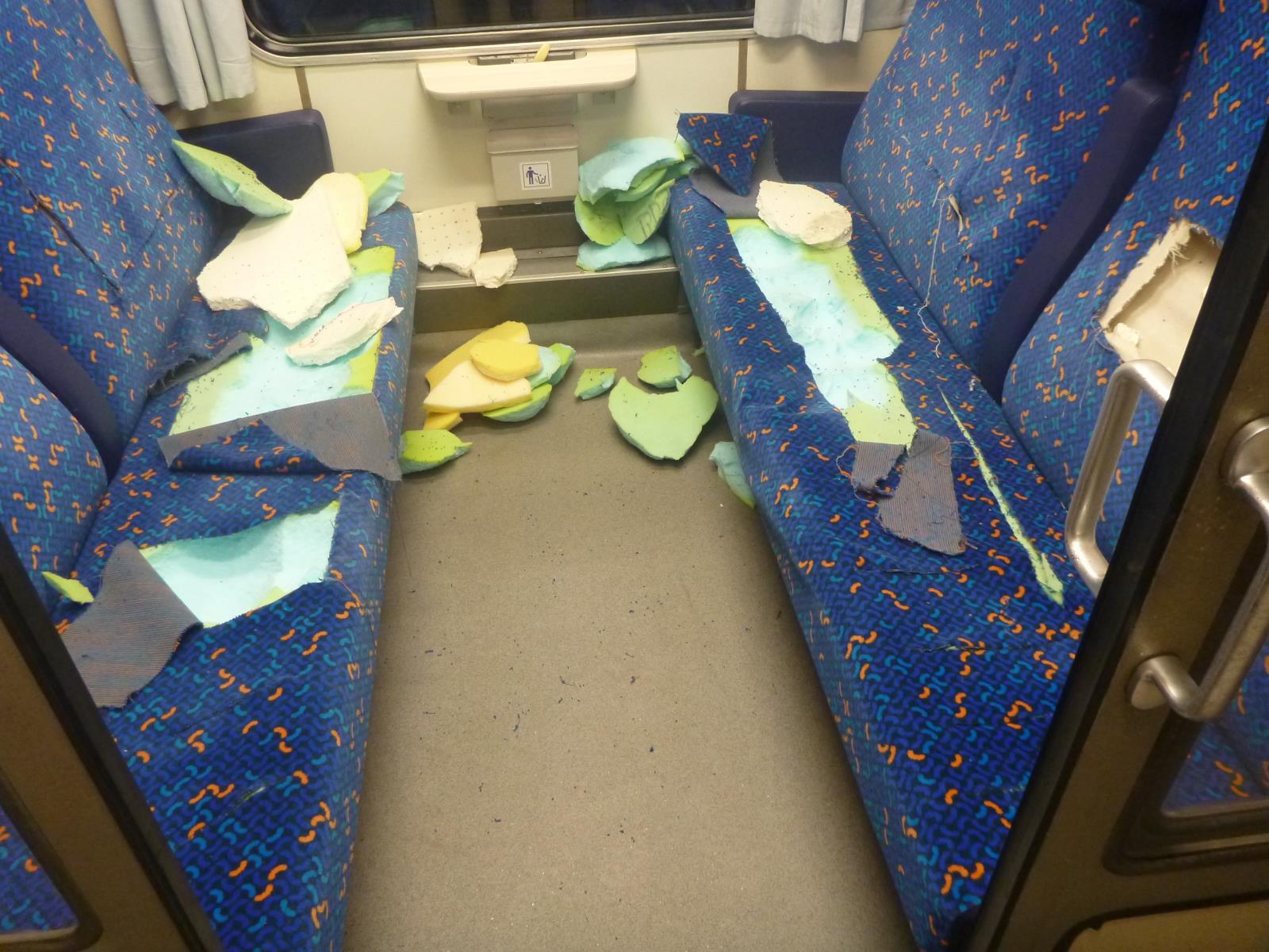 vlak - poškození sedadel - 01.JPG