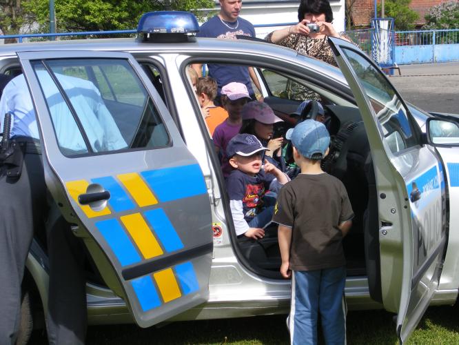 děti si prohlíží policejní auto