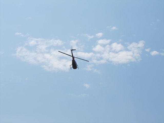 vrtulník mezi nebem a zemí