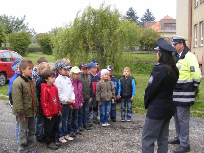 policisté předávají dětem užitečné rady