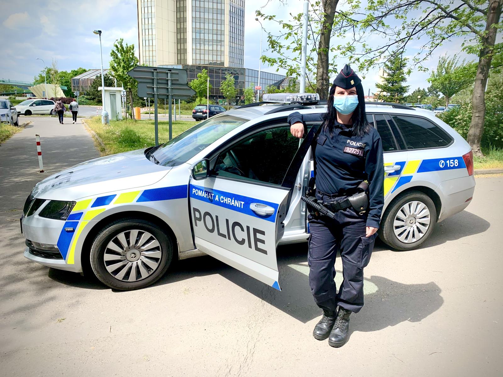 zasahující policistka.jpg