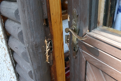 vypáčené dveře u chaty 