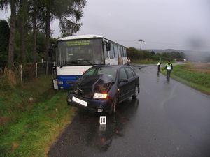 střet vozidla s autobusem 