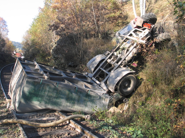 traktor v kolejišti 22.10. 