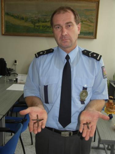 mjr. Šabršula ukazuje dva ze šesti kovových ježků