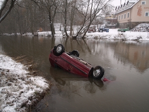 auto v řece 