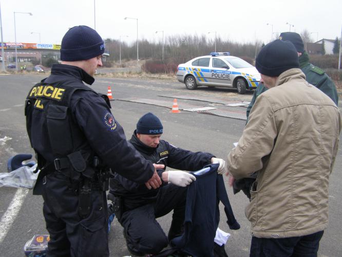 Policisté kontrolují zda v zavazadlech nejsou drogy..JPG 